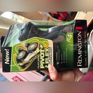 Remington R4 Rotary Shaver in Black and Green Accents